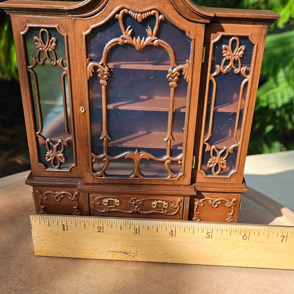 Chippendale Goebel Breakfront Cabinet 1:12 Scale - Picture 9 of 13
